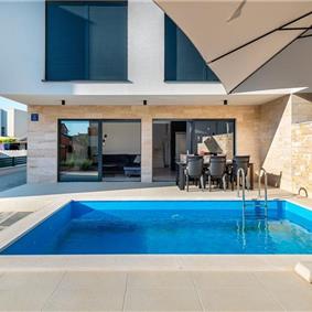 4 Bedroom Villa with Pool near Vodice town, Sibenik Riviera, sleeps 8